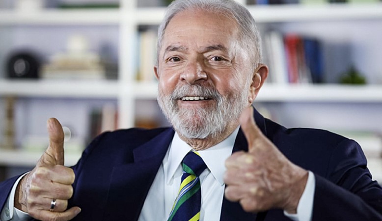 Lula lidera as pesquisas de intenções com 43% Lorena Bueri