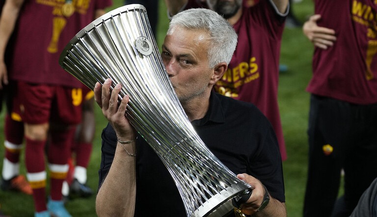 Em coletiva, José Mourinho se emociona com título da Conference League pela Roma