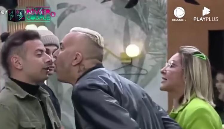 Power Couple: Rogério perde a paciência com Cartolouco e joga água na cara do participante