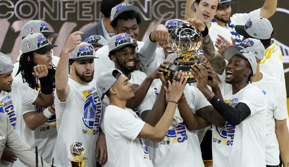 Golden State Warriors vence o Dallas Mavericks e é campeão da Conferência Oeste da NBA Lorena Bueri