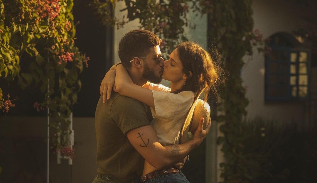 Chay Suede e Laura Neiva postam foto trocando beijo apaixonado  Lorena Bueri