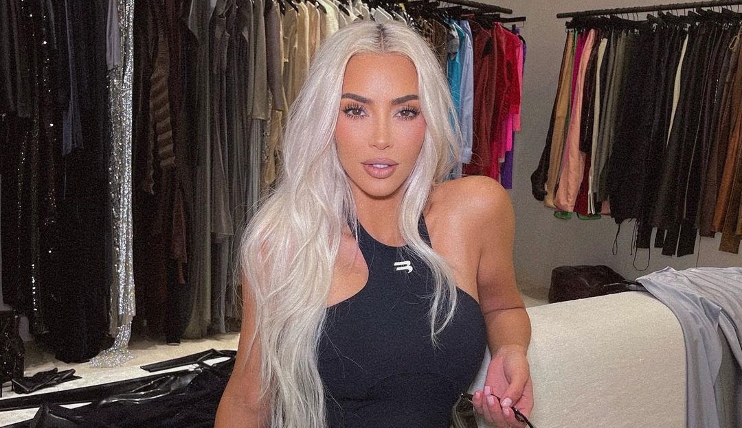 Kim Kardashian aparece loiríssima e esbanja sensualidade em seu Instagram