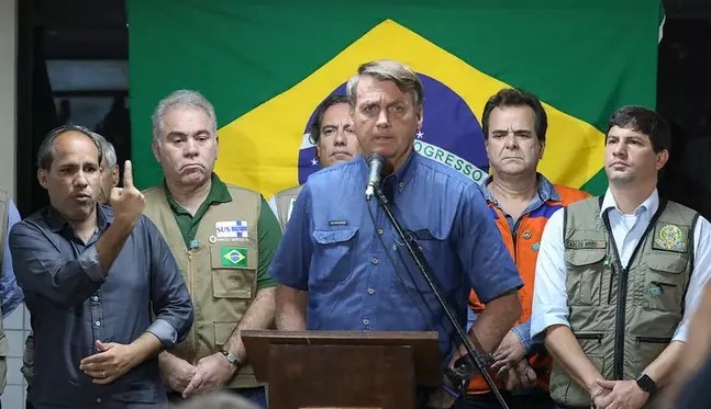 Bolsonaro sobrevoa pelas regiões atingidas pela chuva em PE