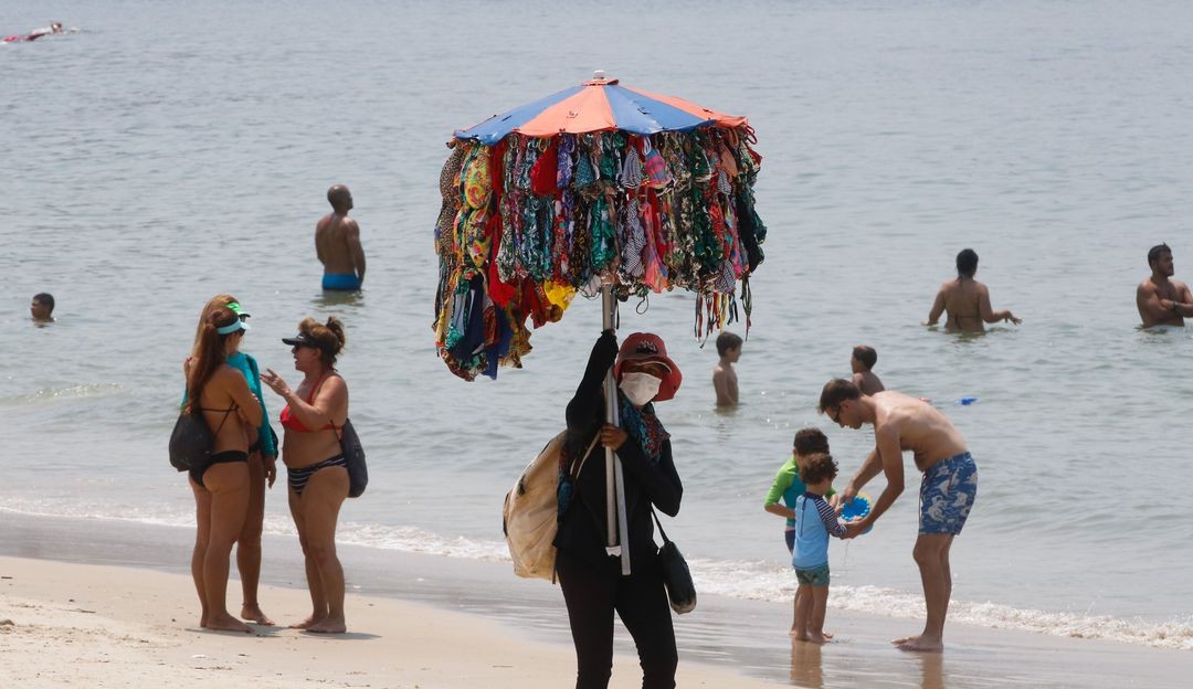 Ladrões se passam por ambulantes e assaltam turistas em praias do Rio  Lorena Bueri