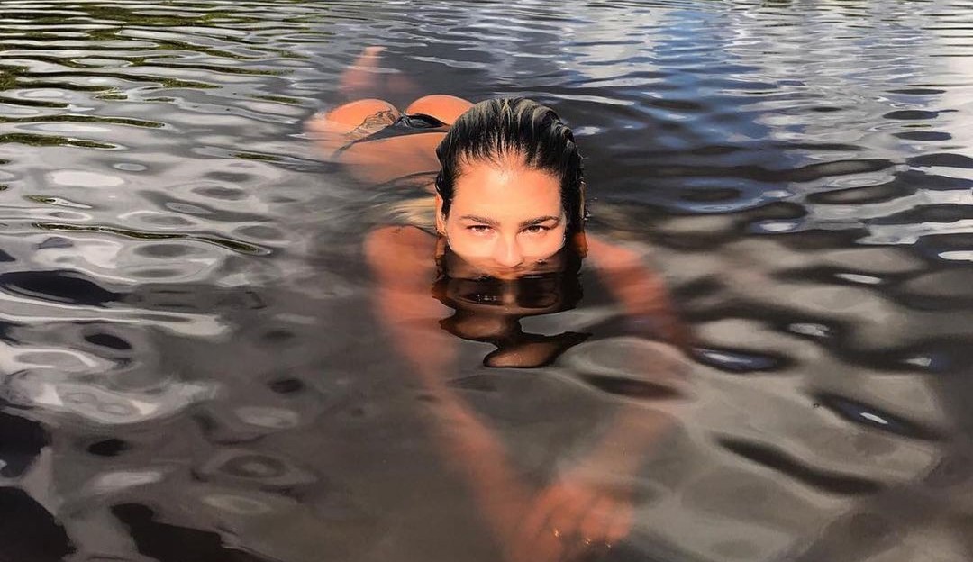 Yasmin Brunet aproveita quarta com banho de rio e fotos semelhantes a da novela Pantanal