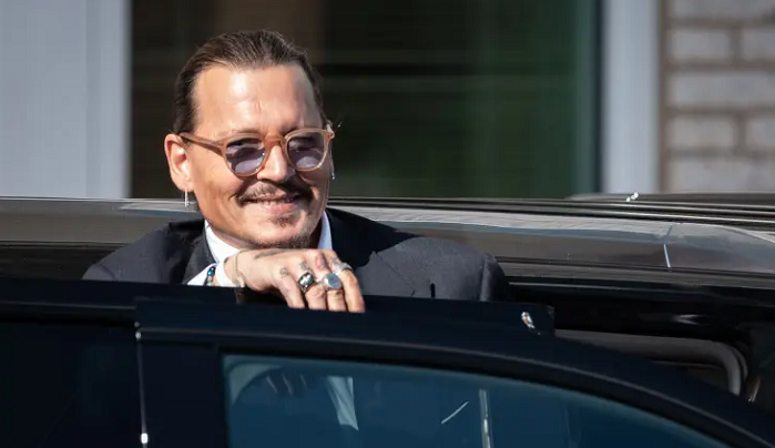 Johnny Depp celebra vítória em processo contra Amber Heard Lorena Bueri