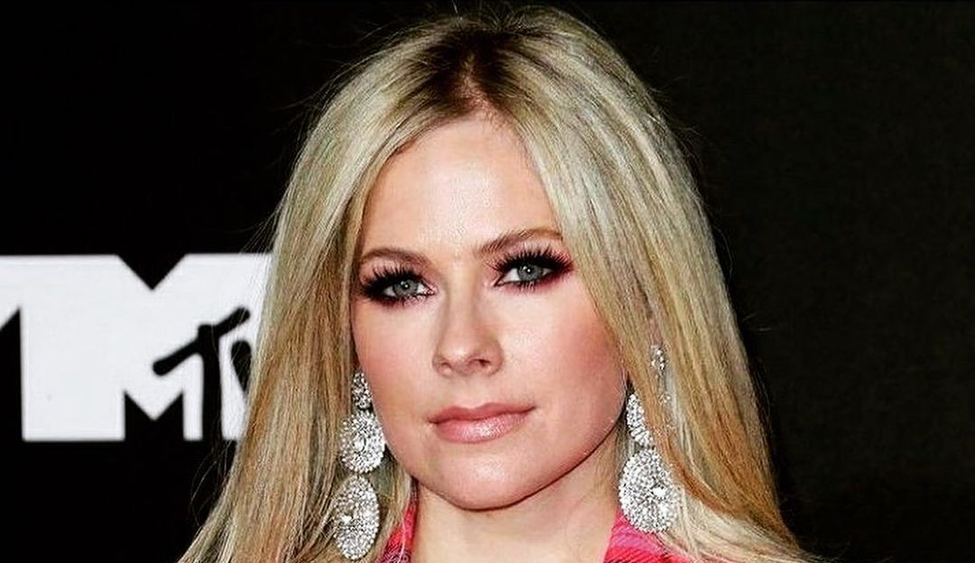 Avril Lavigne relança o álbum ‘Let Go’ em comemoração aos 20 anos de carreira, veja