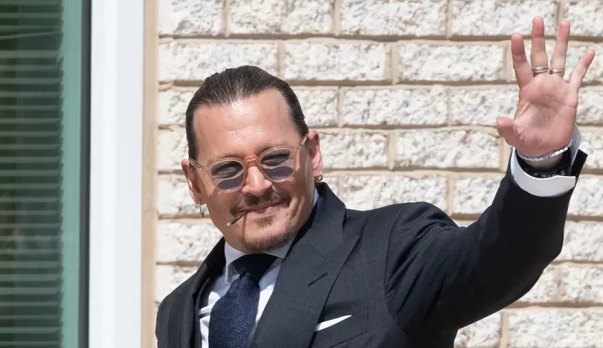 Johnny Depp celebra vitória após embate judicial contra Amber Heard