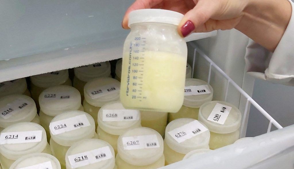 Saiba como o leite materno foi utilizado no tratamento de Covid-19 em paciente com doença rara