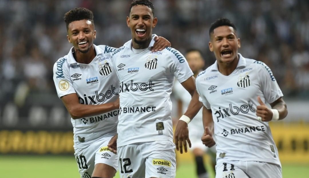Com jogador a menos, Santos arranca empate com o Atlético-MG no Mineirão