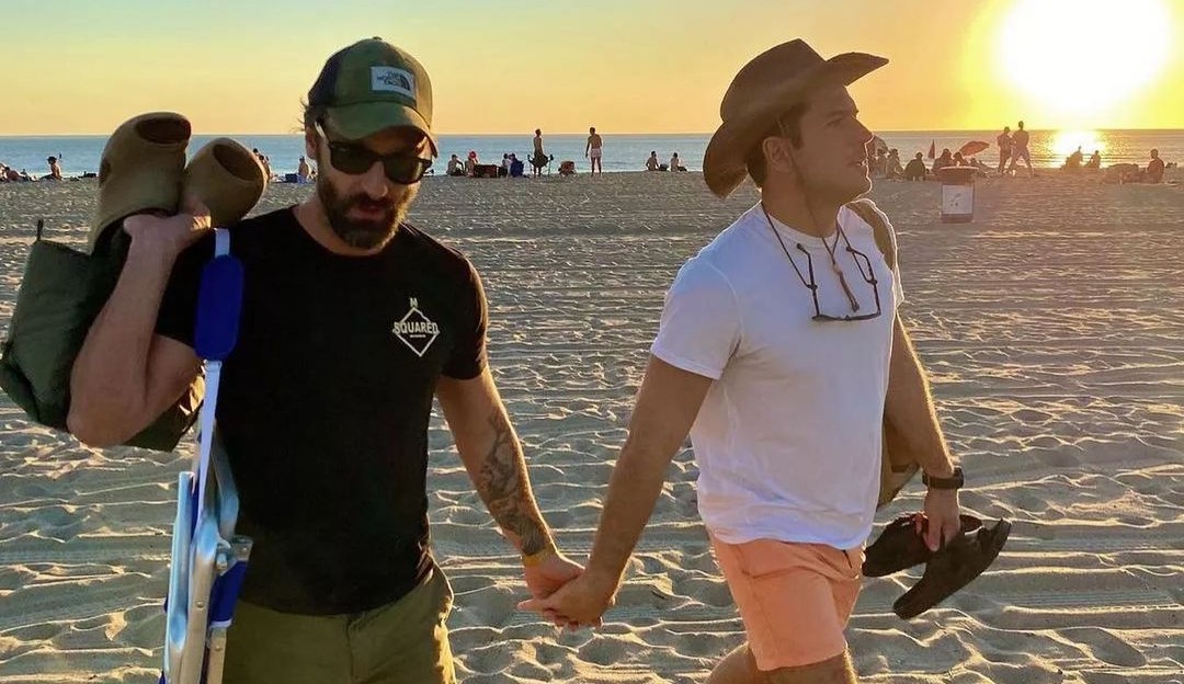 Marco Pigossi posta foto com namorado na praia Lorena Bueri