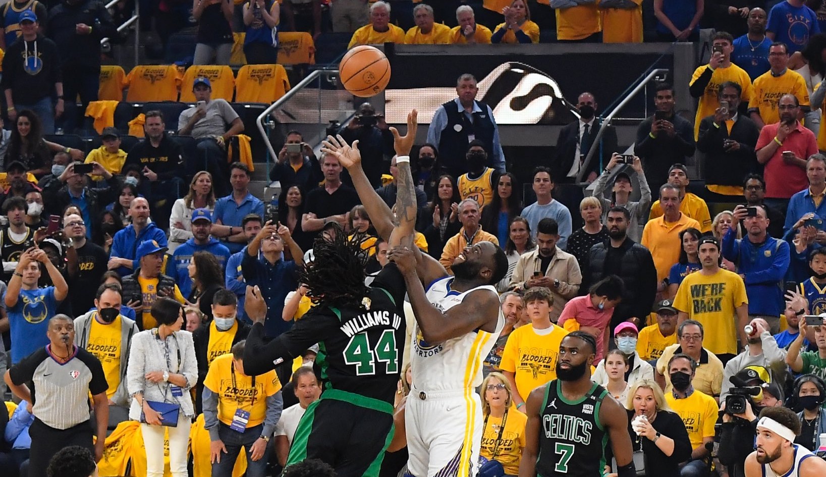 Golden State Warriors derrota o Boston Celtics e fica a uma vitória do título da NBA