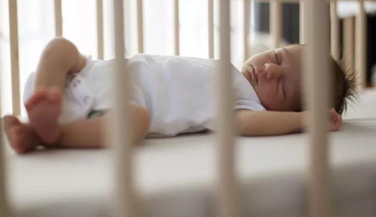 Conheça os riscos e os impactos da posição de dormir do bebê