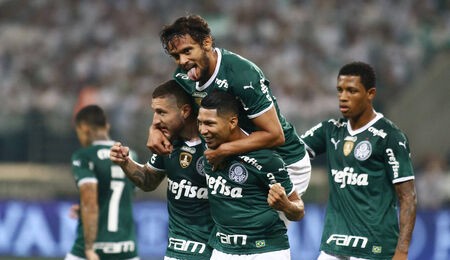 Com quatro gols relâmpagos, Palmeiras vence o Atlético-GO e amplia vantagem na liderança