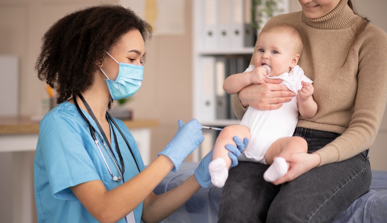 FDA autoriza vacinação contra a Covid-19 em bebês de 6 meses nos EUA Lorena Bueri