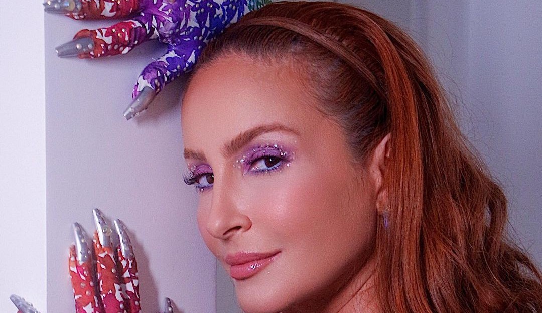 Claudia Leitte faz homenagem para fãs LGBTQIAP+ em look usado em show Lorena Bueri