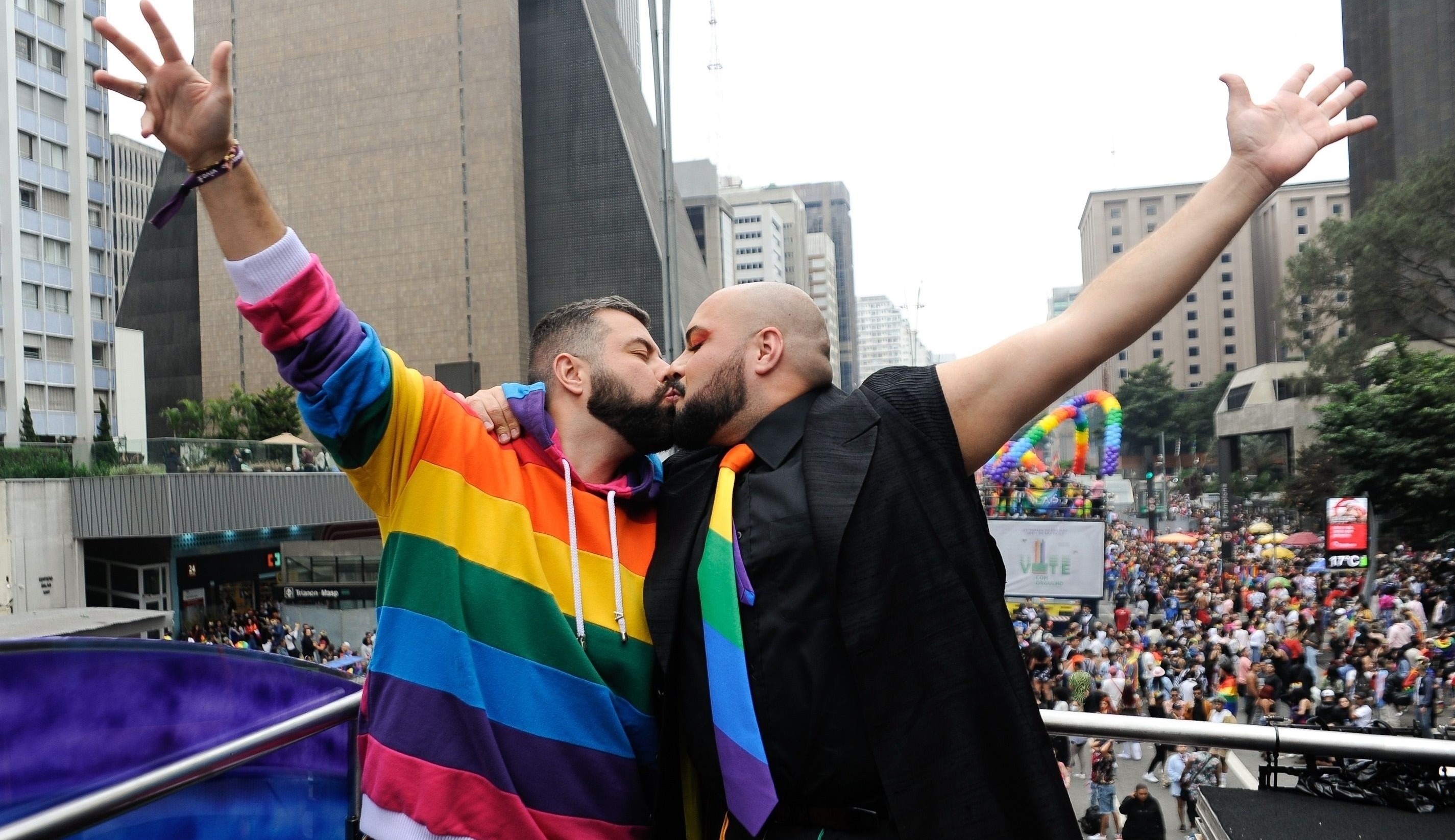 Casais de famosos marcam presença na Parada do Orgulho LGBT+