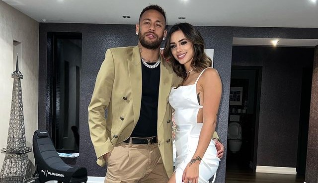 Neymar Jr. e Bruna Biancardi posam com amigos em limousine Lorena Bueri