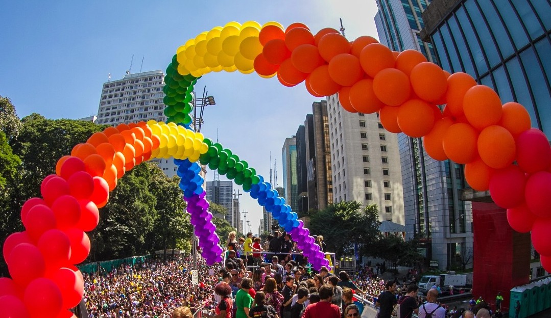 Parada LGBT+ em SP reúne público com shows e atos políticos