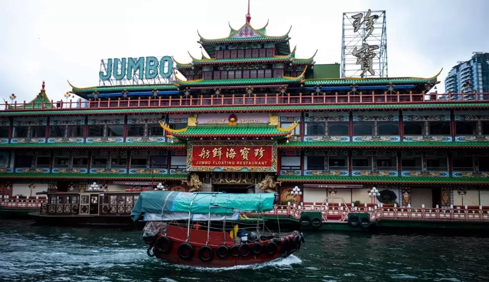 Hong Kong dá adeus ao restaurante Jumbo flutuante após naufrágio