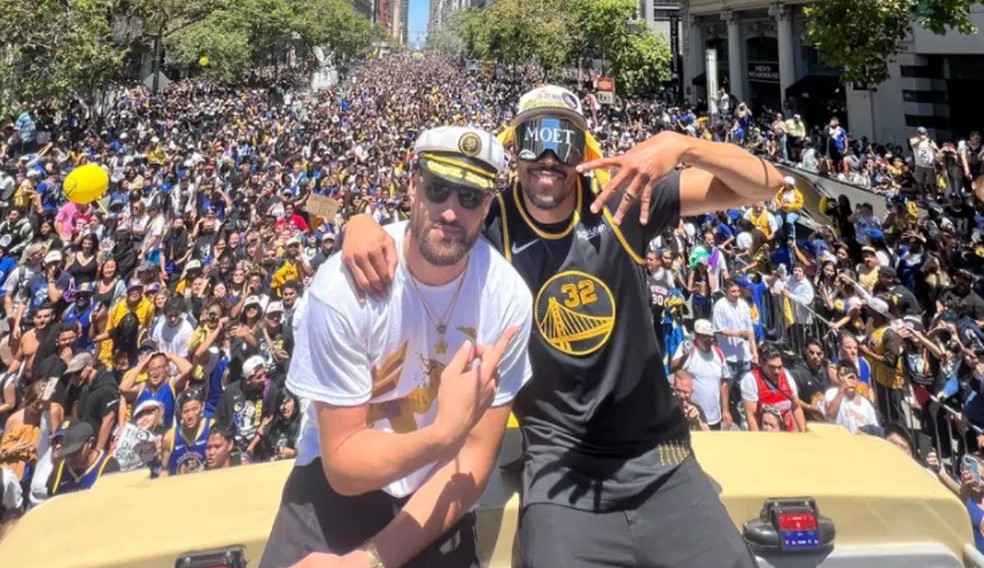 Torcida dos Warriors recebe campeões da NBA com festa na Califórnia
