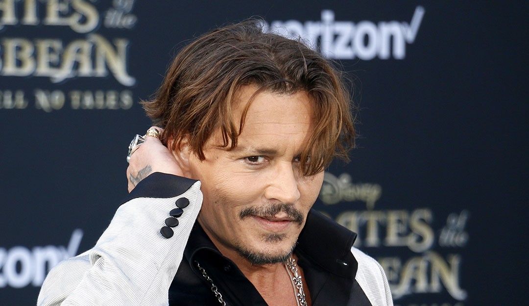 Johnny Depp alerta público sobre perfis falsos em seu nome Lorena Bueri