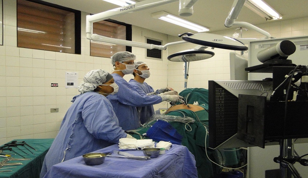Procedimento cirúrgico inédito retira tumor de bebê em gestação