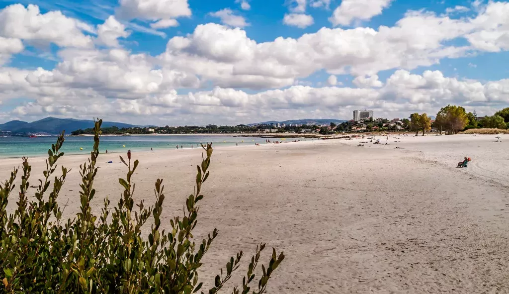 Espanha: multa equivalente a mais de R$ 4,1 mil é estabelecida para quem fizer xixi na praia