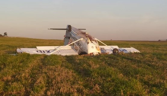 Queda de avião em Arapongas (PR) mata uma pessoa e deixa duas feridas