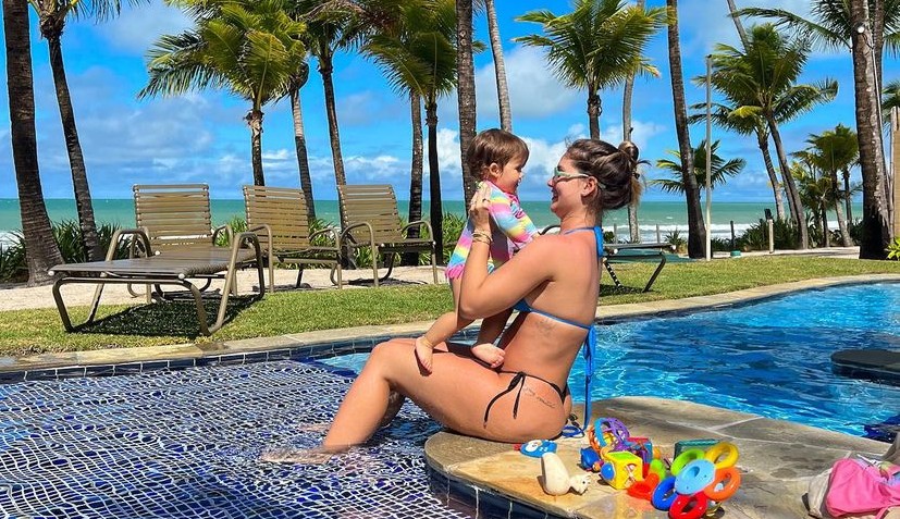 Grávida de 5 meses, Virginia Fonseca posa em piscina com Maria Alice