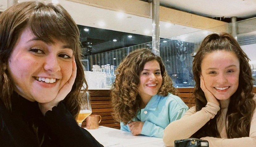 Larissa Manoela posta foto ao lado de Klara Castanho e Maisa Silva em apoio à amiga: “Todo o meu apoio”