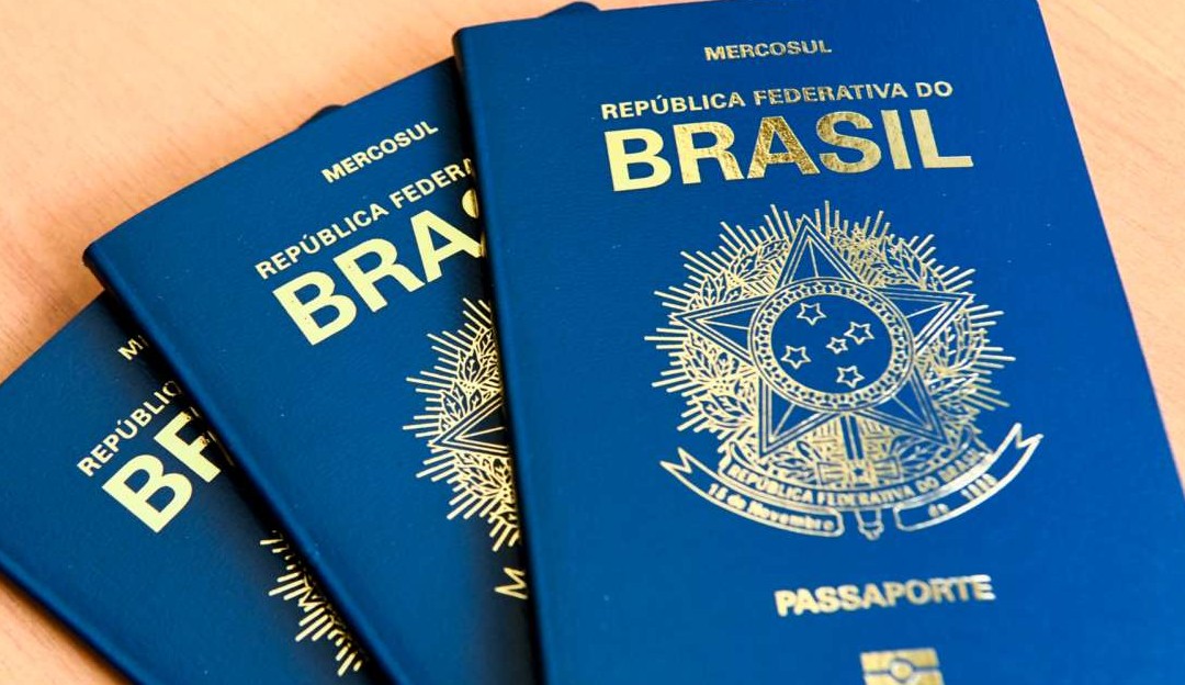 Novo modelo do passaporte brasileiro com o brasão da republica  Lorena Bueri
