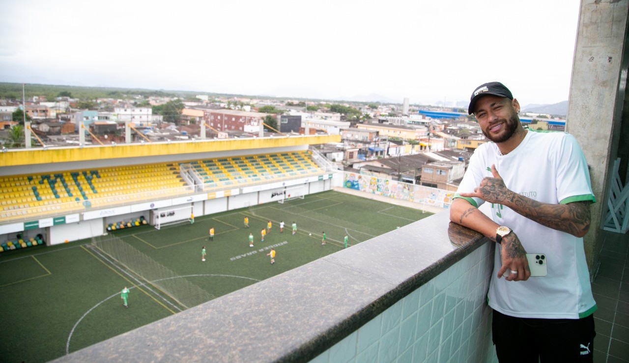 Neymar Jr. visita seu Instituto e relembra infância no bairro onde hoje seu projeto social atende mais de 2 mil jovens
