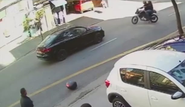 Motorista de aplicativo atropela assaltantes logo após presenciar o roubo