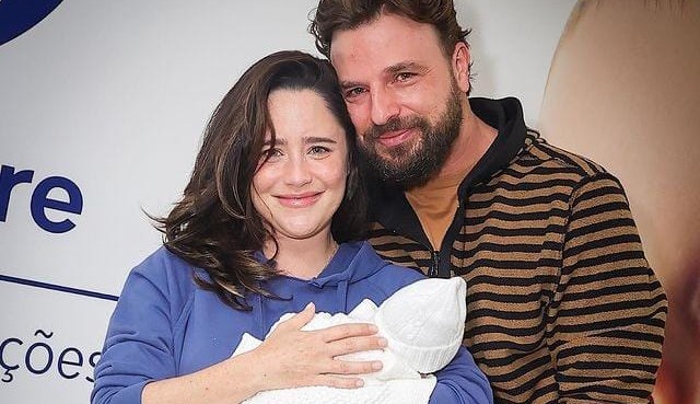 Fernanda Vasconcellos e Cássio Reis deixam maternidade com o filho Romeo 