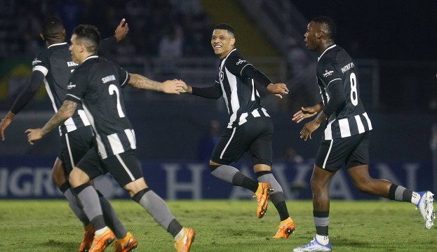 Botafogo venceu o Bragantino por 1 a 0 e voltou a vencer no Brasileirão
