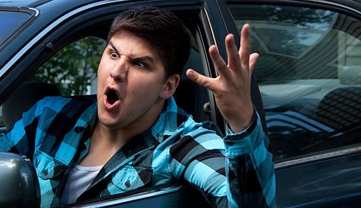 Raiva ao volante: Entenda os perigos de dirigir irritado