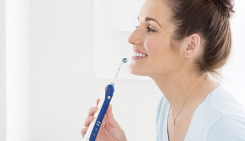 Escova de dentes elétrica prejudica a saúde bucal?
