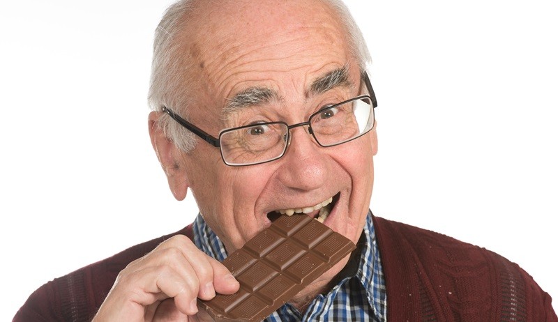 Chocolate com alto teor de cacau pode trazer benefícios para a saúde de idosos