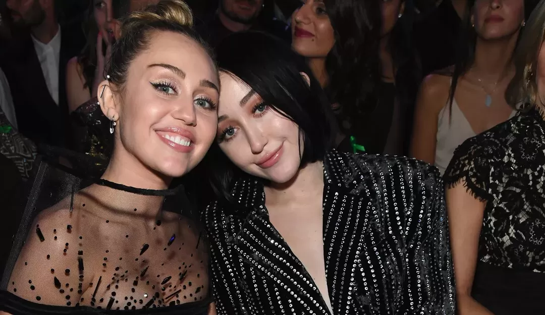 Noah Cyrus, irmã de Miley Cyrus, revela estar em tratamento contra droga