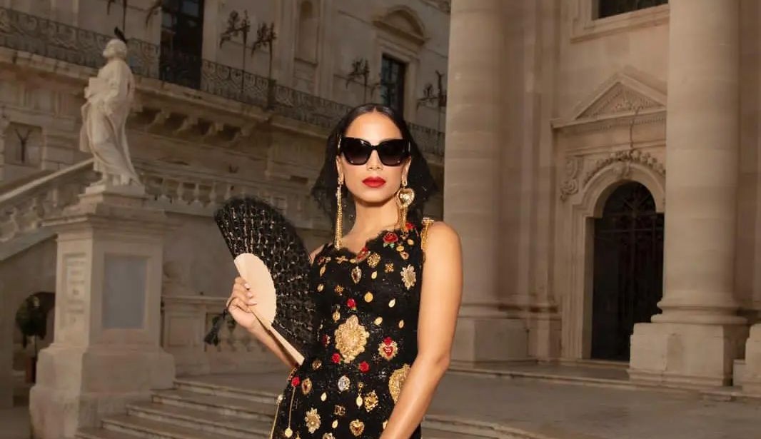 Anitta assiste desfile de moda na Itália e se diverte com outras famosas Lorena Bueri