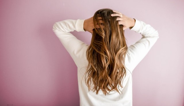 Cabelo oleoso: como combater o excesso sebáceo do couro cabeludo