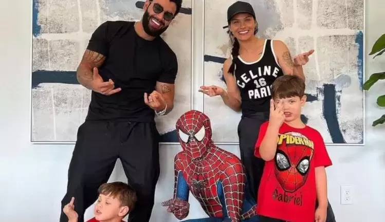 Filhos de Gusttavo Lima são recepcionados pelo Homem Aranha em Orlando