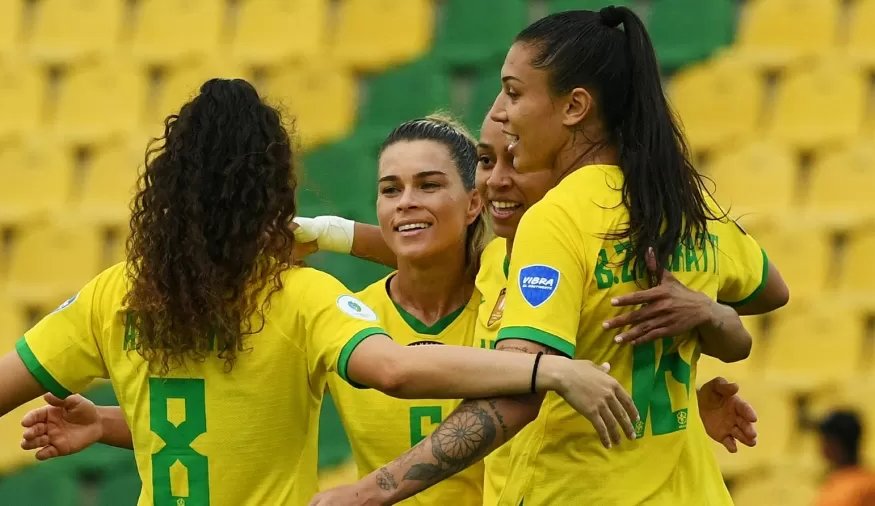 Seleção feminina vence Uruguai e lidera o grupo B