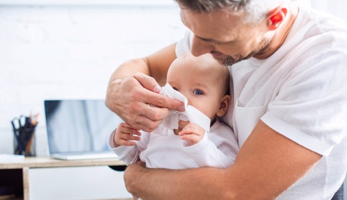 Limpeza nasal: entenda os métodos e os benefícios dos cuidados com o nariz dos bebês