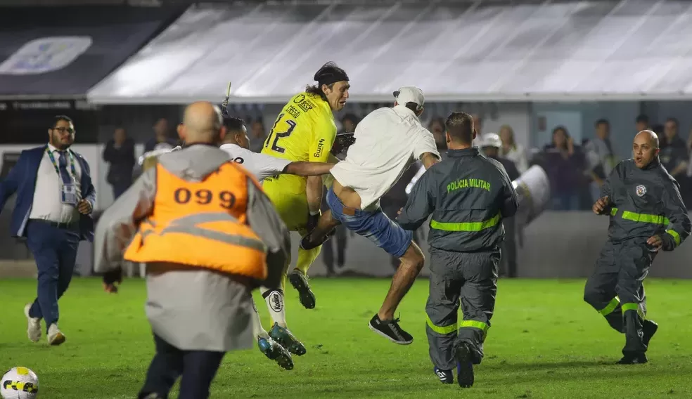Cássio quase é agredido por torcedor santista após o fim da partida na Vila Belmiro