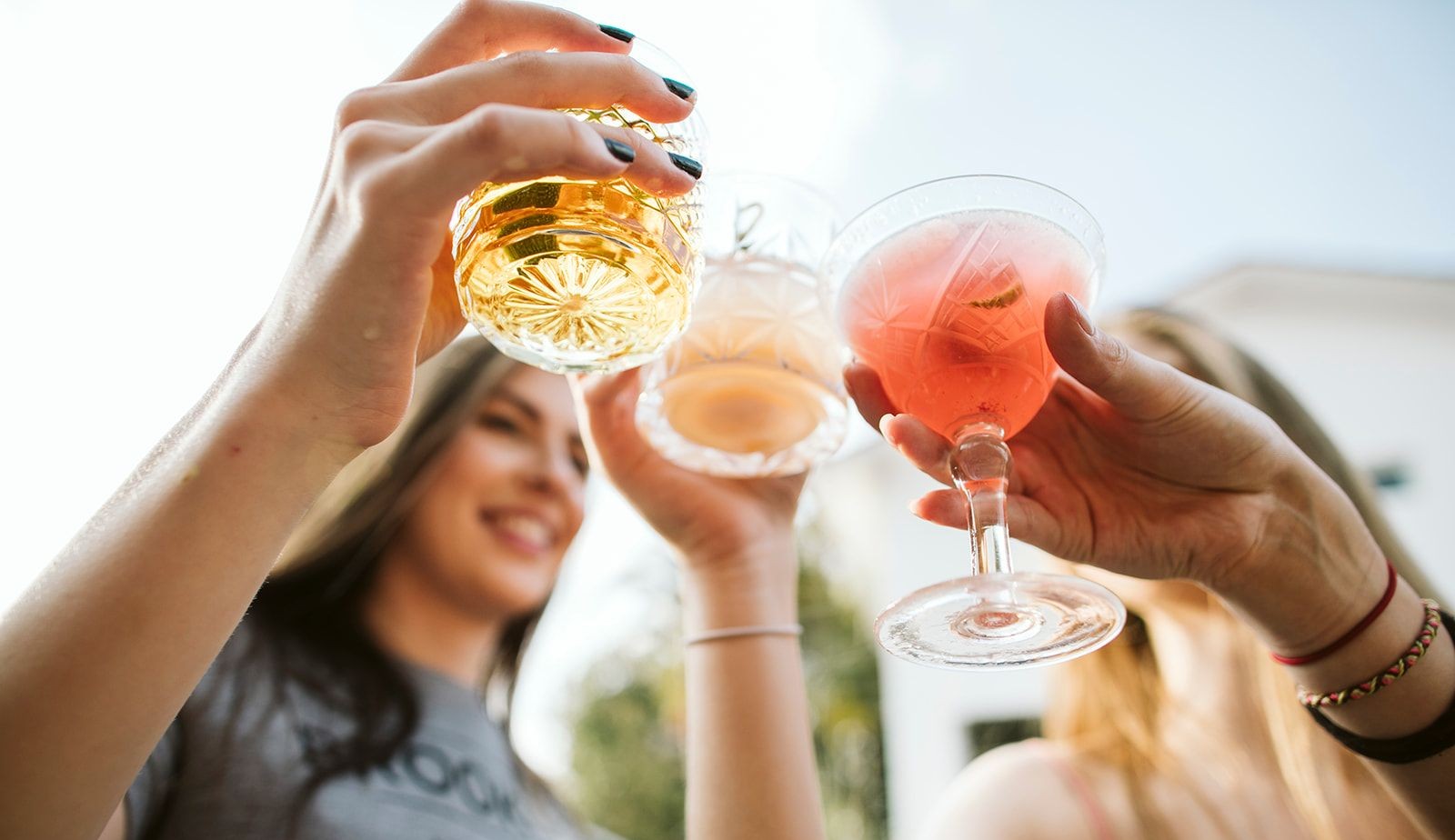Estudo aponta que consumo moderado de álcool pode fazer bem para adultos com mais de 40 anos