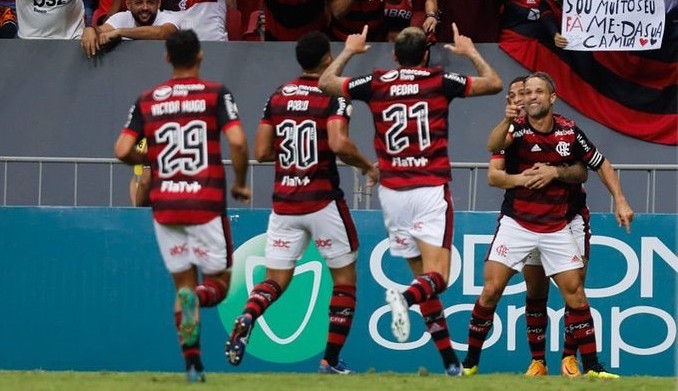 Com dois gols de bola parada, Flamengo vence o Coritiba pelo Brasileirão