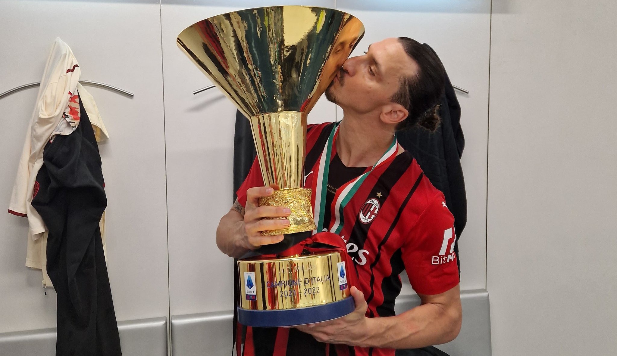 Milan e Ibrahimovic acertam renovação até junho de 2023  Lorena Bueri