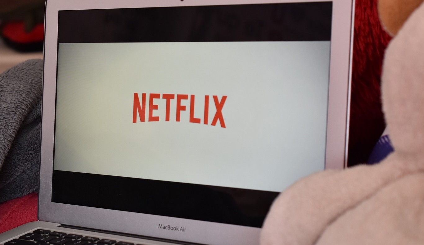 Usuários da América Latina Irão pagar um adicional em contas compartilhadas na Netflix Lorena Bueri